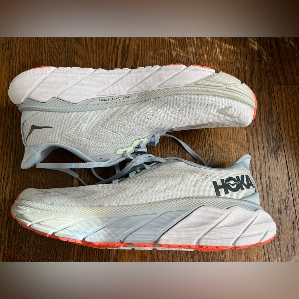 Hoka W Arahi 6 women’s size 11B, NWT
